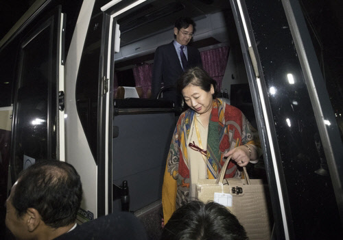 문재인 대통령과 함께 특별수행원 신분으로 방북일정을 마친 현정은 현대그룹 회장과 이재용 삼성 부회장이 20일 오후 서울 경복궁 주차장에 도착, 차에서 내리고 있다. 연합뉴스